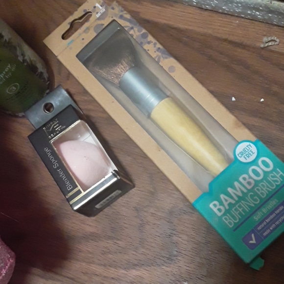 Earth friendly! Hairspray , blender sponge, brush - Picture 2 of 4